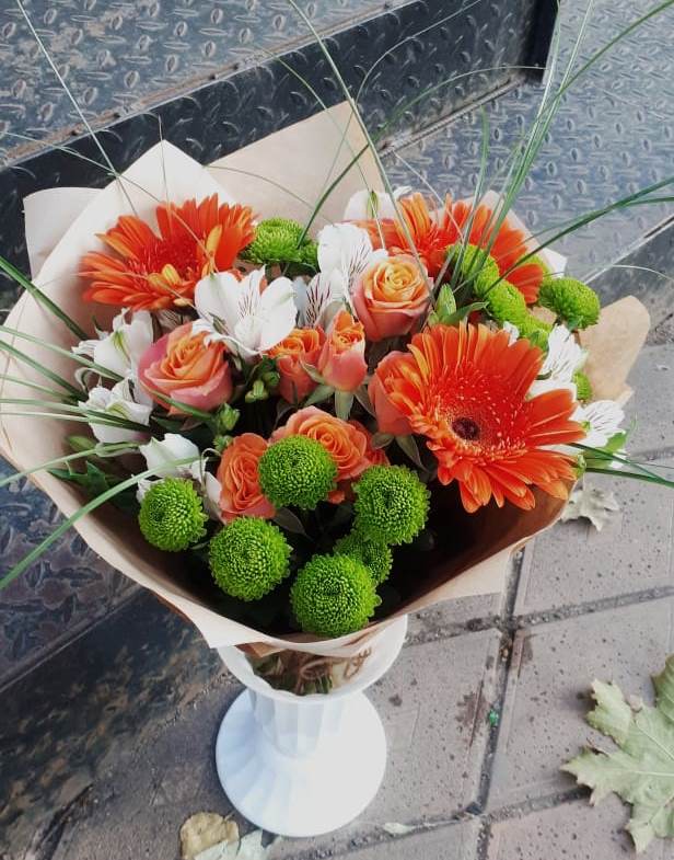 Букет цветов из: Герберы, Хризантемы, Альстромерии и Розы в Красный путь
