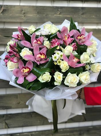Букет цветов из: Розы и Хризантемы в Красный путь