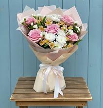 Букет цветов из:  Гвоздики, Орхидеи и Розы в Красный путь