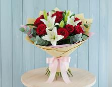 Букет цветов из:  Лилии и Розы в Красный путь