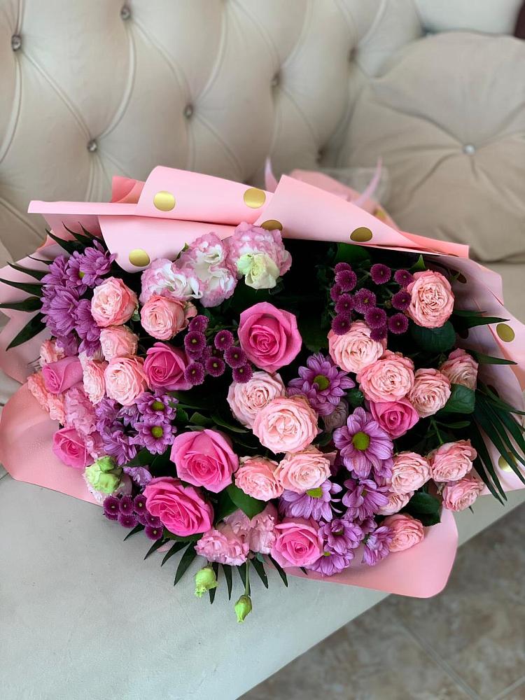 Букет цветов из: Хризантемы, Розы и Лизиантусы в Красный путь