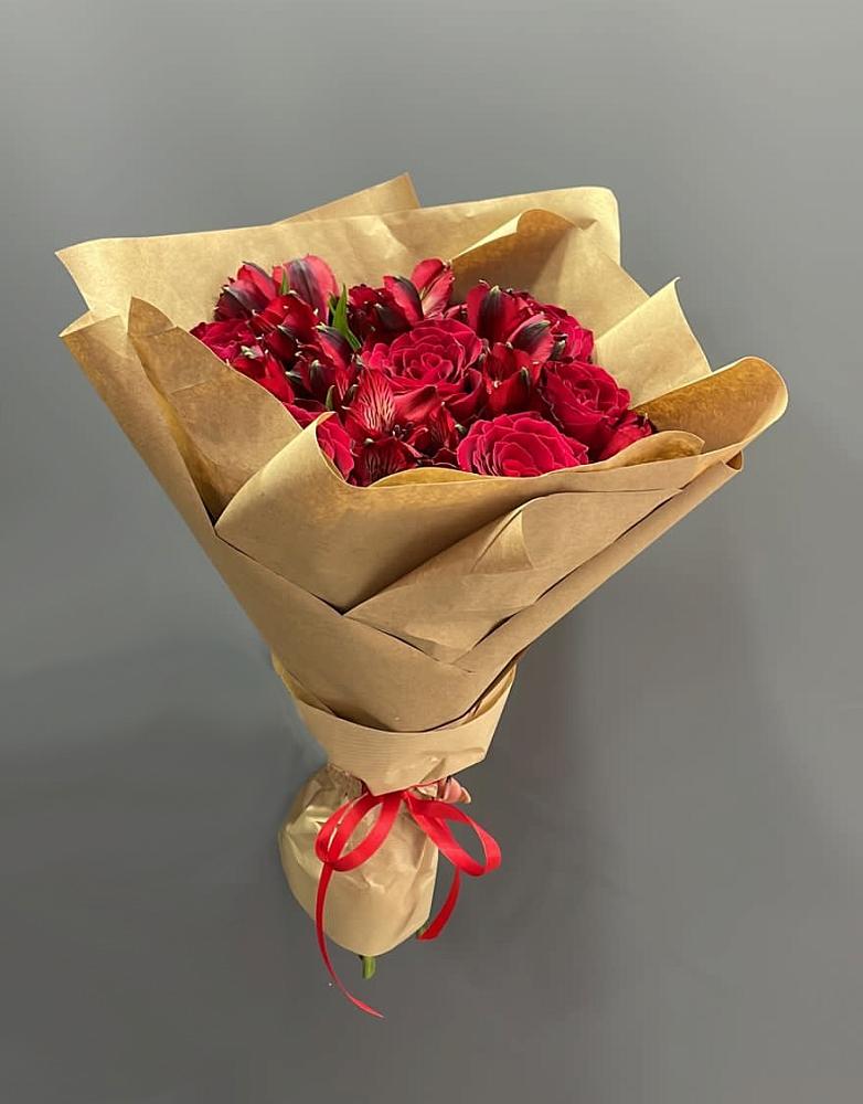 Букет цветов из: Альстромерии и Розы в Красный путь