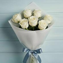 Букет 7 Белых роз Эдлесс Лав в Красный путь