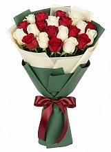 Букет Микс из красных и белых роз в Красный путь