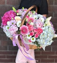 Цветочная композиция из Розы, Хризантемы, Пионы и Лизиантусы в корзине в Красный путь