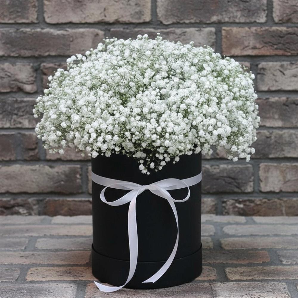 Цветочная композиция из Гипсофила в шляпной коробке в Красный путь