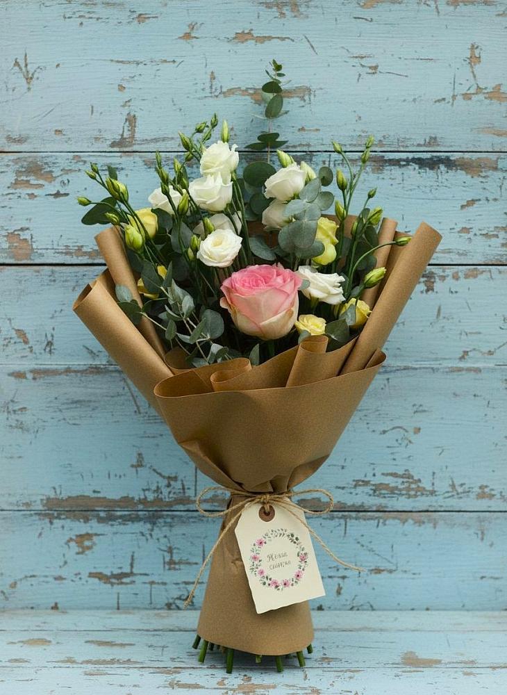 Букет цветов из: Розы и Лизиантусы в Красный путь