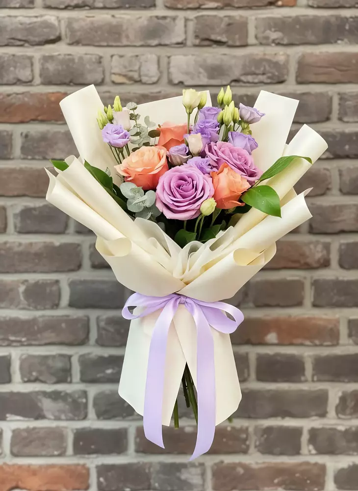 Букет цветов из: Лизиантусы и Розы в Красный путь