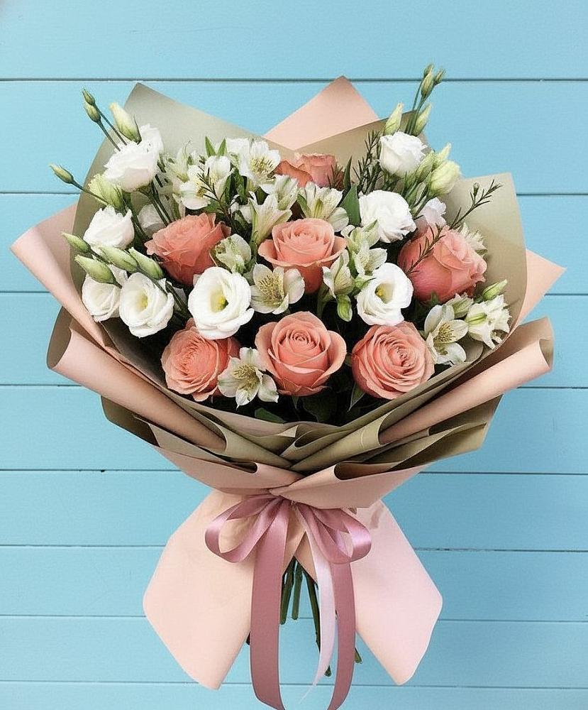 Букет цветов из: Розы, Альстромерии и Лизиантусы в Красный путь