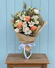 Букет цветов из:  Альстромерии, Лизиантусы, Розы и Хризантемы в Красный путь