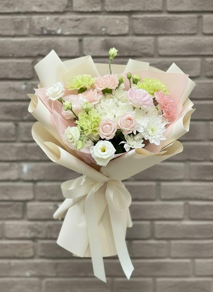 Букет цветов из: Гвоздики, Розы, Лизиантусы и Хризантемы в Красный путь