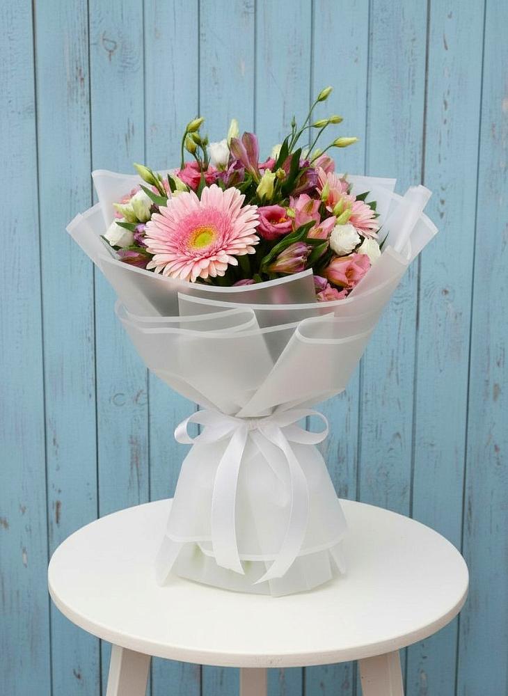 Букет цветов из: Герберы, Альстромерии и Лизиантусы в Красный путь