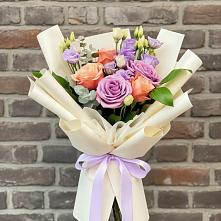 Букет цветов из:  Лизиантусы и Розы в Красный путь