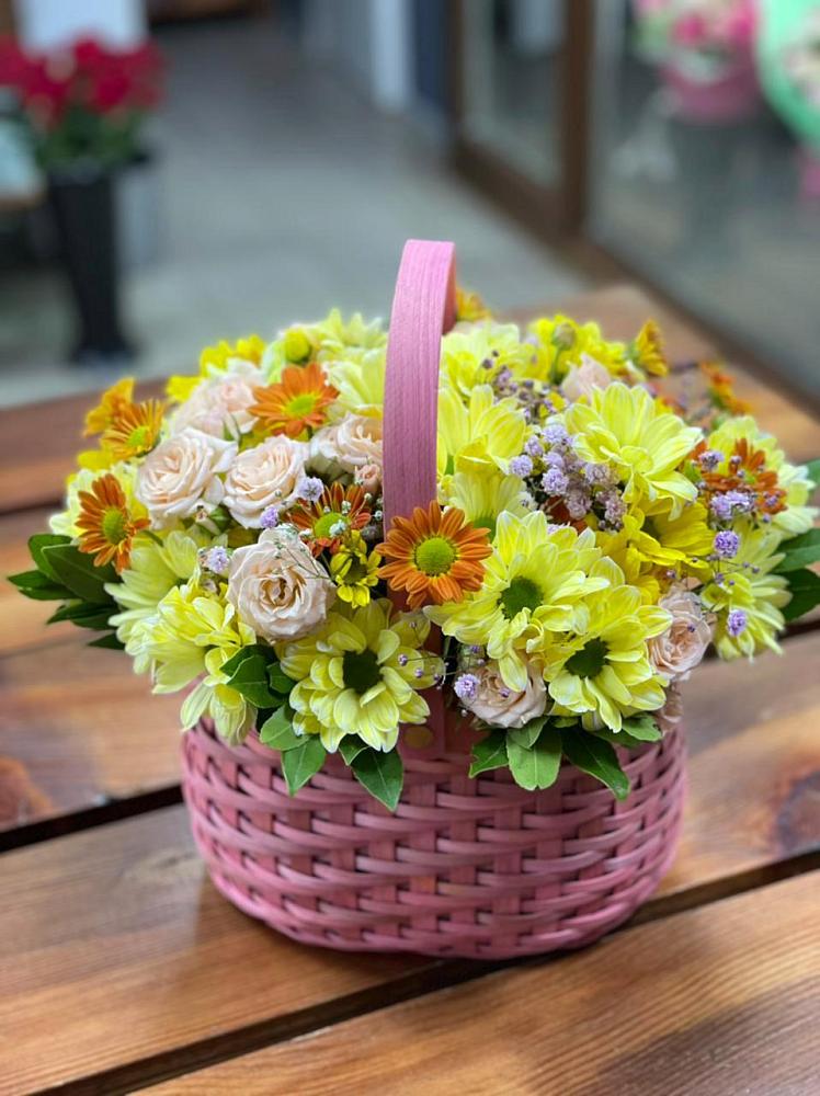 Цветочная композиция из Хризантемы и Розы в корзине в Красный путь