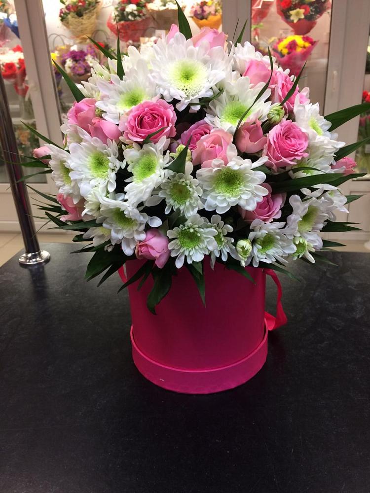 Цветочная композиция из Розы и Хризантемы в шляпной коробке в Красный путь