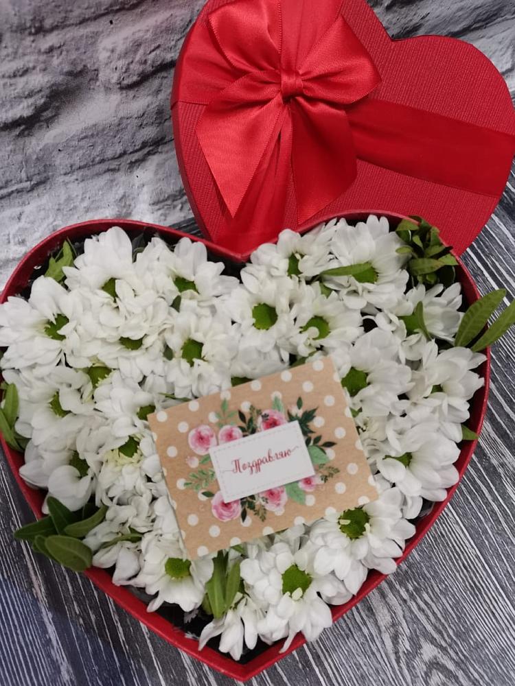 Цветочная композиция из Хризантемы в виде сердца в Красный путь
