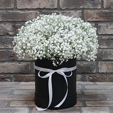 Цветочная композиция из Гипсофила в шляпной коробке в Красный путь