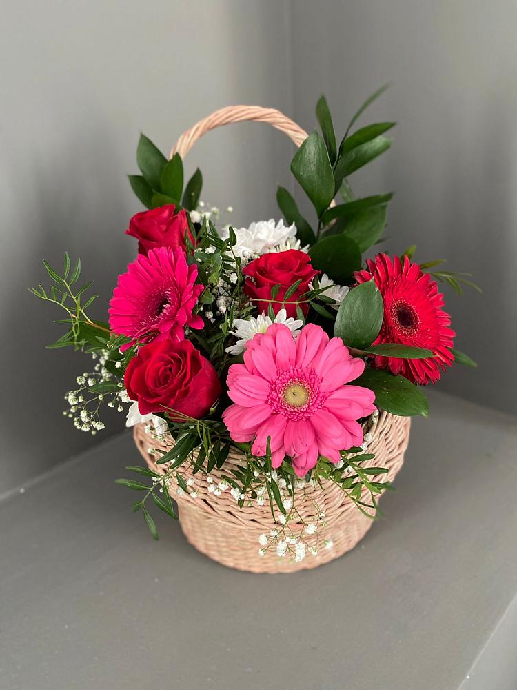 Цветочная композиция из Розы, Хризантемы и Герберы в корзине в Красный путь