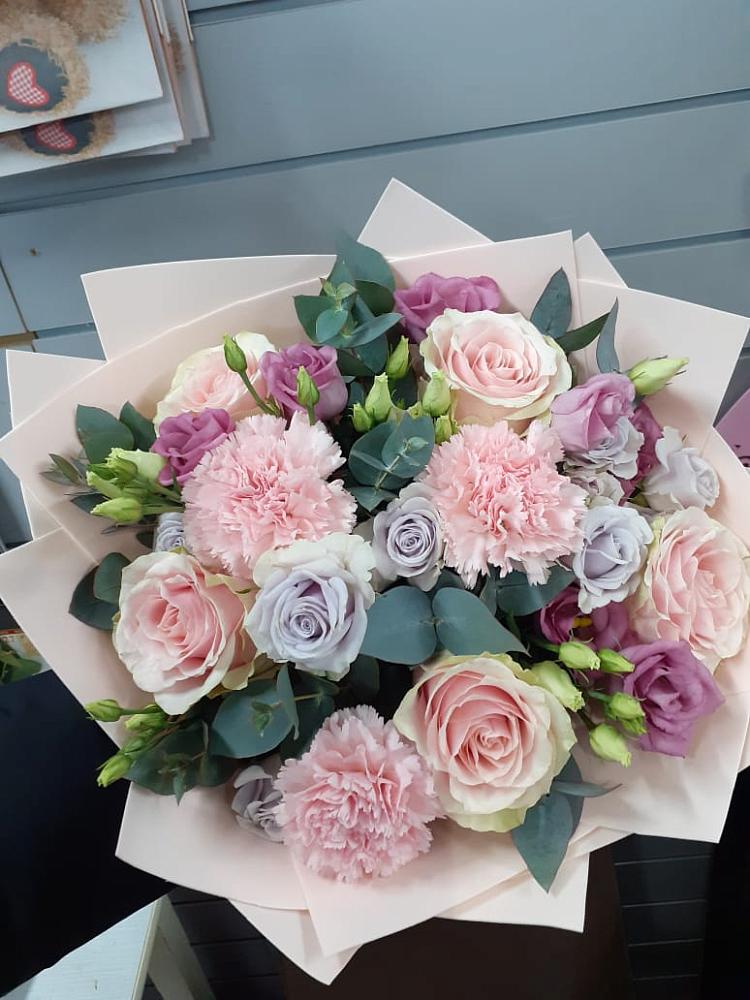 Букет цветов из: Розы, Гвоздики и Лизиантусы в Красный путь