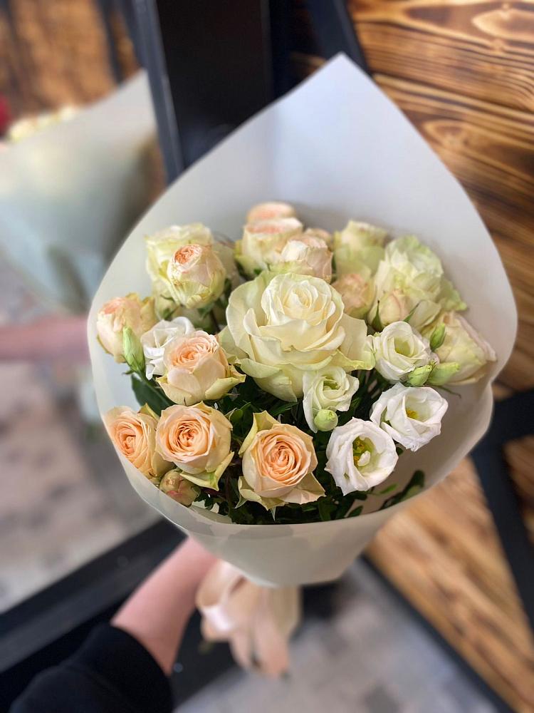 Букет цветов из: Розы и Лизиантусы в Красный путь